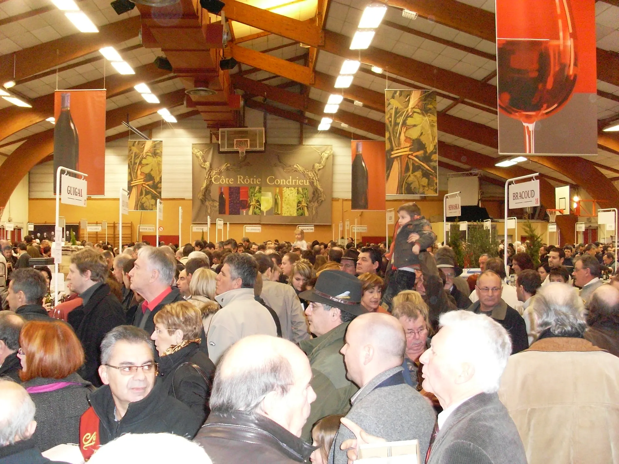 Le Marché aux Vins d'Ampuis, avec les stands des domaines de Côte-Rôtie et de Condrieu
