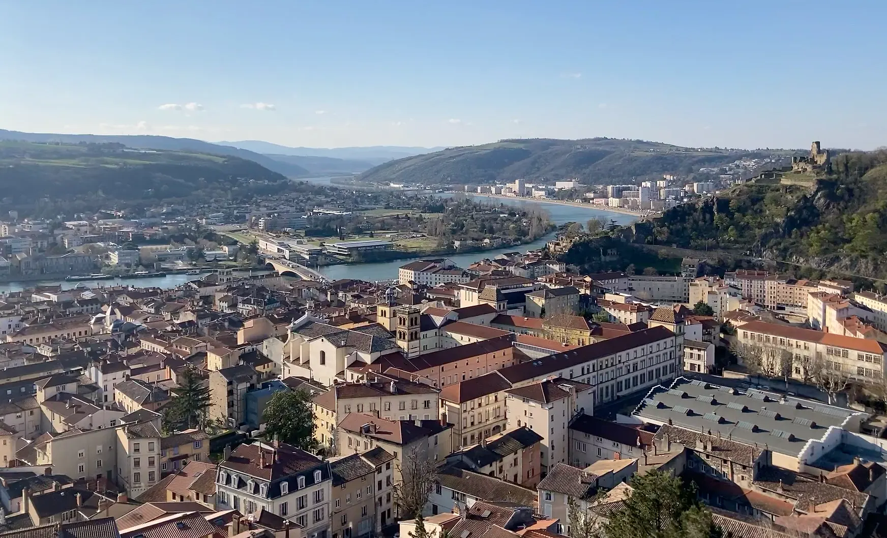 Vienne en Isère vue des hauteurs : la vieille ville, le Rhône et les collines
